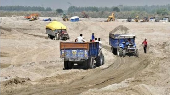 A decision to amend the sand and gravel mining policy and revise the sand rate to <span class='webrupee'>₹</span>9 per cubic feet from <span class='webrupee'>₹</span>5.5 per cubic feet was taken at a meeting of Punjab cabinet. (HT photo)