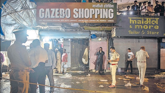 Police said the shooters left a note written in Hindi that if any one does business outside the centre, they will kill them, said a police officer. (Satish Bate/HT PHOTO)