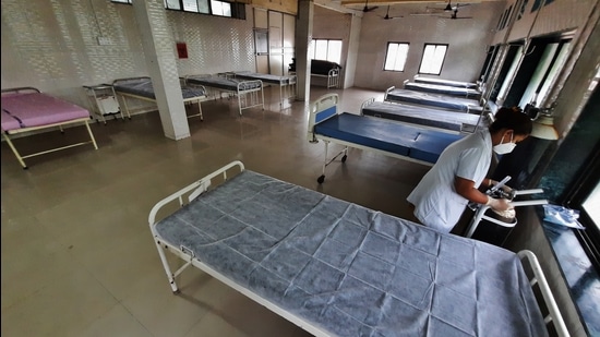 Beds being readied for swine flu patients at Thane Civil Hospital. Two swine flu deaths were reported in a week in Kalyan Dombivli. (PRAFUL GANGURDE/HT PHOTO)