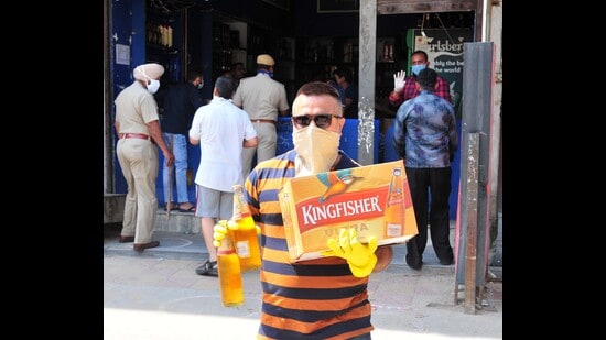 A carton of Kingfisher beer now costs <span class='webrupee'>₹</span>450- <span class='webrupee'>₹</span>500 in Punjab, compared to <span class='webrupee'>₹</span>950 to <span class='webrupee'>₹</span>1,000 in Chandigarh, where there has been no change in price. (HT Photo)