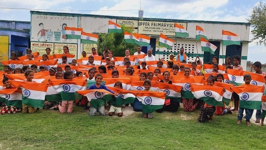 Primary school kids from Mathura celebrating 'Har Ghar Tiranga'.(Twitter)