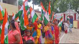 Women taking out a Tiranga Yatra in Fatehgarh jail. They got the flags as gifts from their brothers in prison when they went to tie rakhi on Rakshabandhan. (HT)