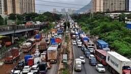 Heavy traffic in Thane as majority of people leave the city for the long weekend holiday. The potholes also caused traffic congestion. (PRAFUL GANGURDE/HT PHOTO)
