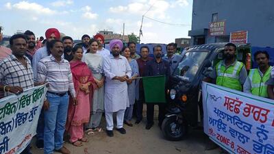 MLA Daljit Singh Bhola Grewal flagging off e-rickshaws for lifting of garbage in Ludhiana East constituency. (HT PHOTO)