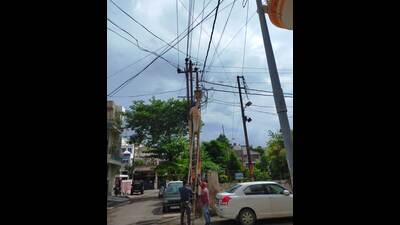 Power connection of a house with outstanding dues being disconnected in Prayagraj. (HT file)