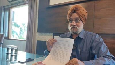 AAP leader KTS Kang alleged corruption in Punjab Nirman scheme, other projects at a press conference in Ludhiana. (HT Photo)