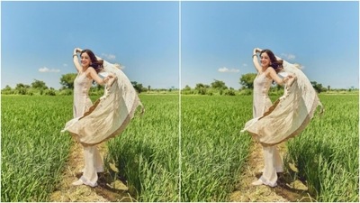 Ananya looked pretty as she savoured her DDLJ moment in a white salwar kameez. “Pyaar hota hai deewana sanam,” the actor borrowed the lines from the title track of Dilwale Dulhaniya Le Jayenge to caption her pictures. (Instagram/@ananyapanday)