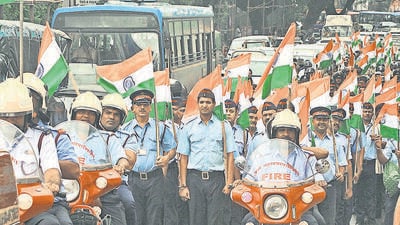 Pune Municipal Corporation (PMC) and fire brigade department (in pic) on Friday organised rallies to kick-start the celebrations to mark 75 years of independence. (RAVINDRA JOSHI/HT)