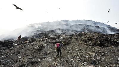 According to estimates submitted to the Centre, the largest of the three sites, East Delhi’s Ghazipur, which holds more waste than the other two combined, has seen only 8% progress -- and that too when only legacy waste is taken into account. (HT PHOTO)