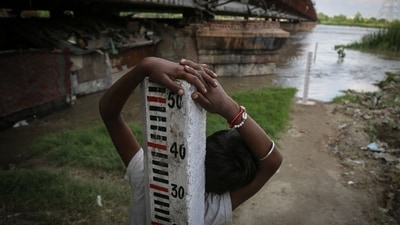 The Delhi flood control room said the water level reached 205.38 metres at 4 pm on Friday. It had issued a warning on Thursday night (Sanchit Khanna/HT Photos) The Delhi flood control room said the water level reached 205.38 metres at 4 pm on Friday. It had issued a warning on Thursday night (Sanchit Khanna/HT Photos)