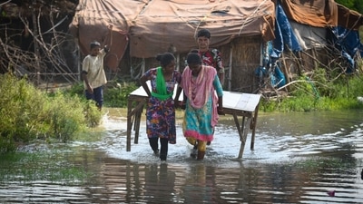 According to the Delhi flood control room, the water level reached 205.38m at around 4 pm on Friday. This came a day after officials had issued warning for the same. (Sanchit Khanna/HT Photos) According to the Delhi flood control room, the water level reached 205.38m at around 4 pm on Friday. This came a day after officials had issued warning for the same. (Sanchit Khanna/HT Photos)