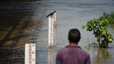 The local authorities are working to evacuate people living near the floodplains and in the low-lying areas, news agency PTI reported, (Sanchit Khanna/HT Photos) The local authorities are working to evacuate people living near the floodplains and in the low-lying areas, news agency PTI reported, (Sanchit Khanna/HT Photos)
