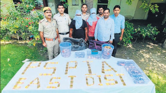 Police said the seized 2,252 live cartridges were to be delivered to a person in Lucknow. The cartridges can be used in rifles, pistols and countrymade revolvers. (HT Photo)