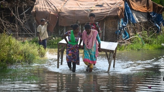 According to the Delhi flood control room, the water level reached 205.38m at around 4 pm on Friday. This came a day after officials had issued warning for the same.(Sanchit Khanna/HT Photos)