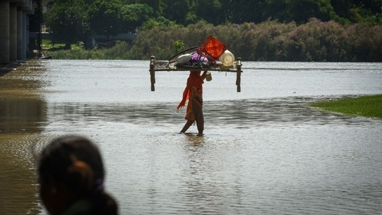 In the national capital, a flood alert is declared when the water discharge rate from the Hathnikund Barrage in Haryana's Yamuna Nagar breaches the 1 lakh-cusecs mark.(Sanchit Khanna/HT Photos)