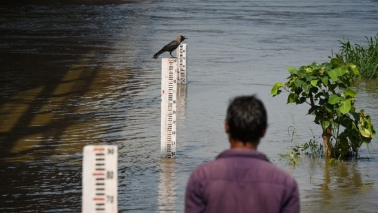 The local authorities are working to evacuate people living near the floodplains and in the low-lying areas, news agency PTI reported,(Sanchit Khanna/HT Photos)