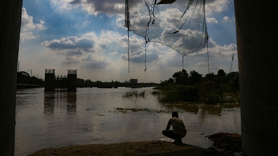 Last year, the Yamuna river breached the danger mark on July 30 and the water level at the Old Railway Bridge had risen to 205.59m.(Sanchit Khanna/HT Photos)