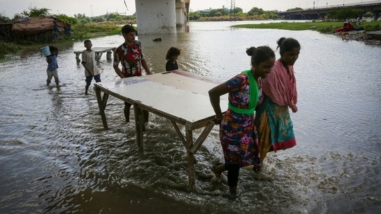 In 2019, the flow rate had peaked at 8.28 lakh cusec on August 18-19, and the water level of the Yamuna had hit the 206.60-metre mark.(Sanchit Khanna/HT Photos)