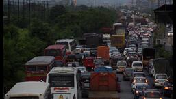 Traffic towards Pune on the Sion-Panvel Highway on Friday evening. Those travelling to Pune and Goa have been told to take an alternate route via Uran Phata, according to Navi Mumbai Traffic Police. (BACHCHAN KUMAR/HT PHOTO)