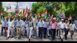 शनिवार को लखीमपुर में तिरंगा यात्रा निकालते हुए खीरी के डीएम, एडीएम, सीडीओ व अन्य। (एचटी फोटो) शनिवार को लखीमपुर में तिरंगा यात्रा निकालते हुए खीरी के डीएम, एडीएम, सीडीओ व अन्य। (एचटी फोटो)