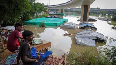 Residents living along the bank of Yamuna river relocate to higher grounds as water level started to flow above the danger level, at Mayur Vihar, on Saturday. (Sanchit Khanna/HT Photo) Residents living along the bank of Yamuna river relocate to higher grounds as water level started to flow above the danger level, at Mayur Vihar, on Saturday. (Sanchit Khanna/HT Photo)