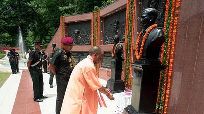 Uttar Pradesh chief minister Yogi Adityanath offering homage at war memorial. (ANI PHOTO) Uttar Pradesh chief minister Yogi Adityanath offering homage at war memorial. (ANI PHOTO)