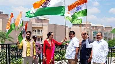 BJP MP Hema Malini holds the national flag during the ‘Har Ghar Tiranga’ Abhiyan at her residence, in Vrindavan. (ANI) BJP MP Hema Malini holds the national flag during the ‘Har Ghar Tiranga’ Abhiyan at her residence, in Vrindavan. (ANI)