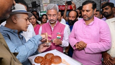 Prominent Youtuber and food blogger Kripal Amanna accompanied the minister at VV Puram food street.&nbsp; (Twitter)