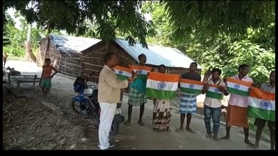 Members of the Musahar community with the national flag in Jungle Panchrukhiya village in Kushinagar district. (HT Photo) Members of the Musahar community with the national flag in Jungle Panchrukhiya village in Kushinagar district. (HT Photo)