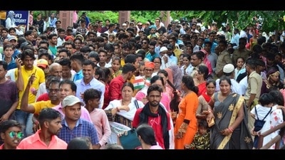 Crowd at Taj Mahal (ht photo)