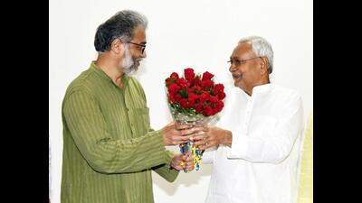 CPI(ML) general secretary Dipankar Bhattacharya meets Bihar CM Nitish Kumar in Patna on Saturday. (Santosh Kumar/HT Photo) CPI(ML) general secretary Dipankar Bhattacharya meets Bihar CM Nitish Kumar in Patna on Saturday. (Santosh Kumar/HT Photo)