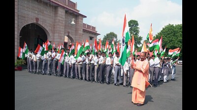 Uttar Pradesh chief minister Yogi Adityanath flagging off the ‘Har GharTiranga’ campaign in Lucknow on Saturday. (Deepak Gupta/HT photo) Uttar Pradesh chief minister Yogi Adityanath flagging off the ‘Har GharTiranga’ campaign in Lucknow on Saturday. (Deepak Gupta/HT photo)