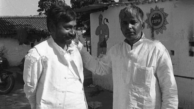 An old photo of Bihar chief minister Nitish Kumar with RJD supremo Lalu Prasad Yadav. (Twitter/@TejYadav14)