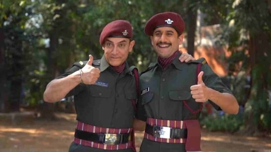 Aamir Khan and Naga Chaitanya in a still from Laal Singh Chaddha.