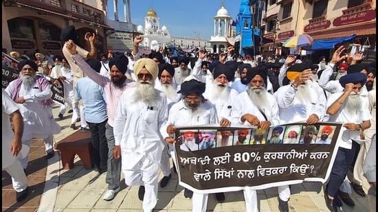 Shiromani Gurdwara Parbandhak Committee (SGPC) president Harjinder Singh Dhami and other members taking out a protest march from outside Golden Temple to deputy commissioner’s office, seeking the release of Sikh prisoners, in Amritsar on Saturday. (Sameer Sehgal/HT)