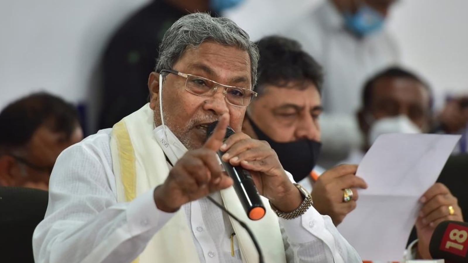 कर्नाटक सरकार के विज्ञापन में नेहरू को शामिल न करने पर सिद्धारमैया ने बोम्मई को बताया ‘आरएसएस का गुलाम’ | बेंगलुरु कर्नाटक सरकार के विज्ञापन में नेहरू को शामिल न करने पर सिद्धारमैया ने बोम्मई को बताया ‘आरएसएस का गुलाम’ | बेंगलुरु