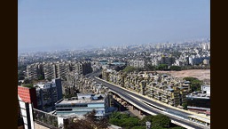 स्वतंत्रता-पूर्व युग से एक बड़ा अंतर, पुणे के निवासियों ने अब ऊंची इमारतों में घरों पर कब्जा कर लिया है क्योंकि शहर ने वर्षों में बड़े विकास को देखा है।  (एचटी फोटो)