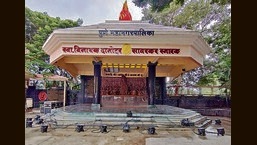 कर्वे रोड पर विनायक डी सावरकर स्मारक।  (रवींद्र जोशी / एचटी फोटो)