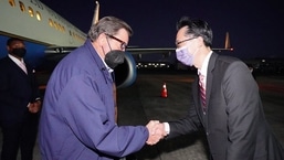 O representante dos EUA John Garamendi (E) cumprimentando o diplomata taiwanês Douglas Yu-tien Hsu em sua chegada ao aeroporto de Sungshan em Taipei.  (Foto por Folheto/MINISTÉRIO DAS RELAÇÕES EXTERIORES/AFP)
