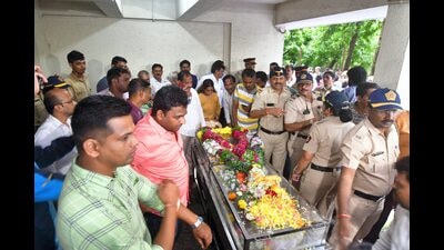 People pay their tribute to Maratha community leader Vinayak Mete, who died in an accident on the Mumbai-Pune expressway in Raigad district on Sunday. (PTI)