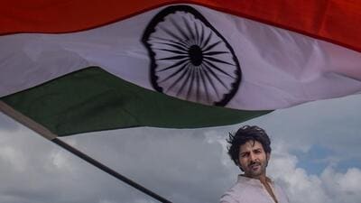 Actor Kartik Aaryan poses for Hindustan Times with the Indian Tricolour, at Juhu Chowpatty, in Mumbai, India. (Satish Bate/HT PHOTO) Actor Kartik Aaryan poses for Hindustan Times with the Indian Tricolour, at Juhu Chowpatty, in Mumbai, India. (Satish Bate/HT PHOTO)