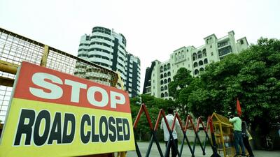 Barricades placed outside the Supertech twin towers in Noida on Sunday. (Sunil Ghosh/ HT) Barricades placed outside the Supertech twin towers in Noida on Sunday. (Sunil Ghosh/ HT)
