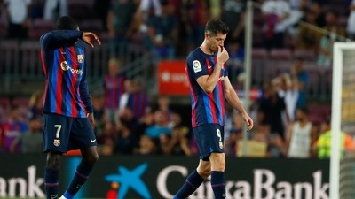 Barcelona's Ousmane Dembele, left and Barcelona's Robert Lewandowski&nbsp; (AP)