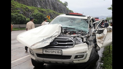 Mangled remains of the SUV of Shiv Sangram party chief Vinayak Mete after it met with an accident near Bhatan tunnel on the Pune-Mumbai expressway. (Bachchan Kumar/ HT PHOTO) Mangled remains of the SUV of Shiv Sangram party chief Vinayak Mete after it met with an accident near Bhatan tunnel on the Pune-Mumbai expressway. (Bachchan Kumar/ HT PHOTO)