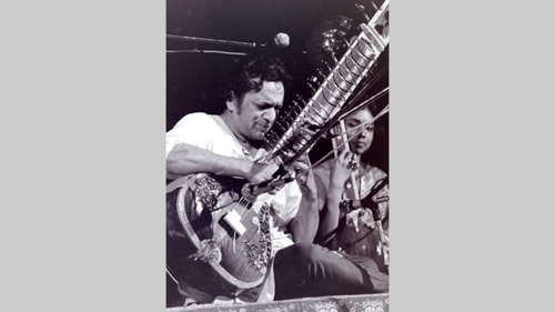Pandit Ravi Shankar won his first Grammy for ‘Best Chamber Music Performance’ for West Meets East, a collaboration with popular violinist Yehudi Menuhin Pandit Ravi Shankar won his first Grammy for ‘Best Chamber Music Performance’ for West Meets East, a collaboration with popular violinist Yehudi Menuhin