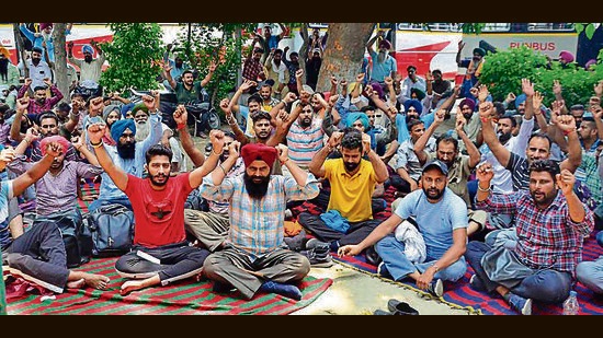 PRTC and Punbus contractual employees’ union protesting against the state government in Ludhiana on Sunday. (Harvinder Singh/HT)