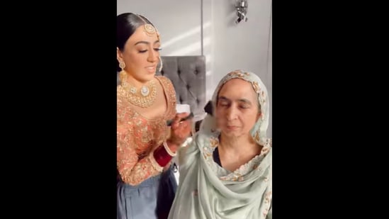 The bride does her mom's makeup in this video.&nbsp;(Instagram/@pav.dhanoa)