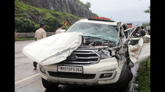 Mangled remains of the SUV of Shiv Sangram party chief Vinayak Mete after it met with an accident near Bhatan tunnel on the Pune-Mumbai expressway. (Bachchan Kumar/ HT PHOTO)