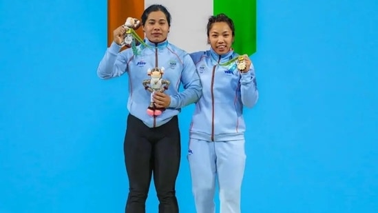 Indian weightlifter Bindyarani Devi Sorokhaibam with her idol Mirabai Chanu at the Commonwealth Games in Birmingham.&nbsp;(Instagram/_bindyarani)