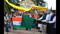 हिमाचल प्रदेश के मुख्यमंत्री जय राम ठाकुर ने स्वतंत्रता के 75 वर्ष पूरे होने के उपलक्ष्य में रविवार को शिमला रेलवे स्टेशन से तिरंगा रैली को हरी झंडी दिखाकर रवाना किया। (एचटी फोटो) हिमाचल प्रदेश के मुख्यमंत्री जय राम ठाकुर ने स्वतंत्रता के 75 वर्ष पूरे होने के उपलक्ष्य में रविवार को शिमला रेलवे स्टेशन से तिरंगा रैली को हरी झंडी दिखाकर रवाना किया। (एचटी फोटो)
